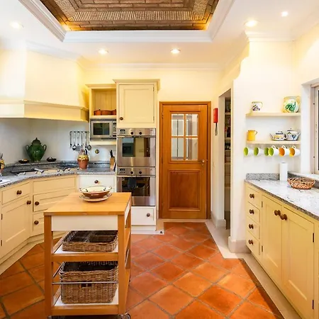 Sleeps 10 Pool Air Con Wifi