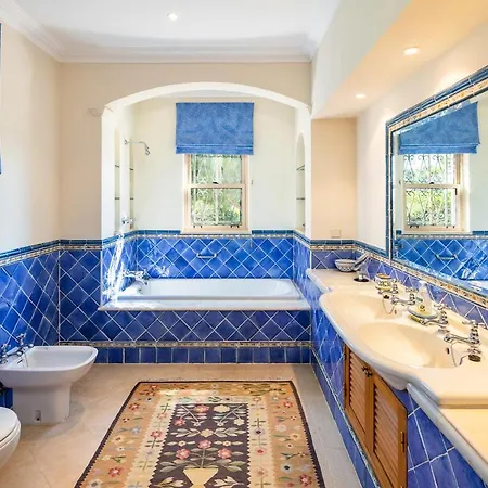 Sleeps 10 Pool Air Con Wifi