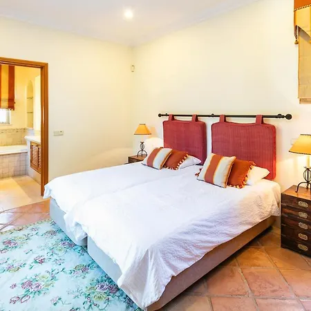 Sleeps 10 Pool Air Con Wifi
